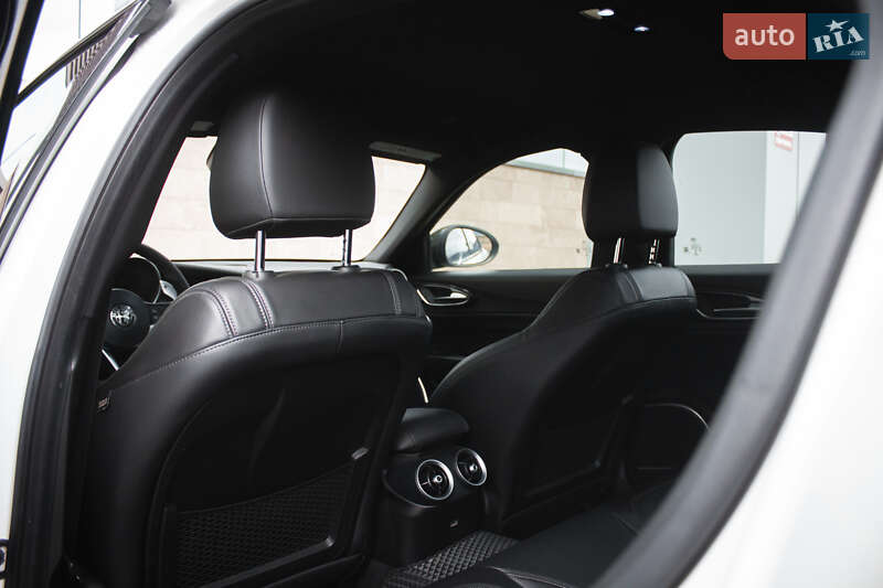 Седан Alfa Romeo Giulia 2019 в Киеве фото 12 Седан Alfa Romeo Giulia 2019 в Киеве