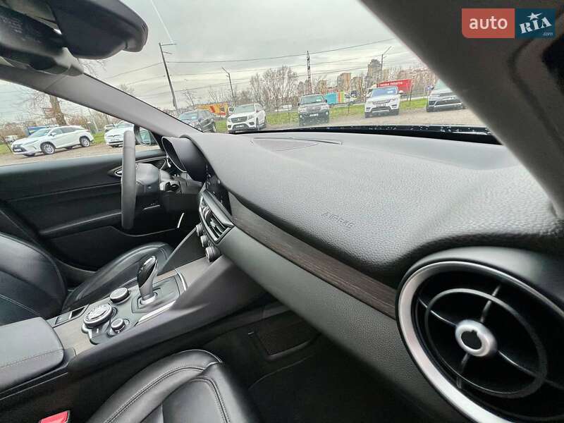 Седан Alfa Romeo Giulia 2018 в Киеве фото 34 Седан Alfa Romeo Giulia 2018 в Киеве