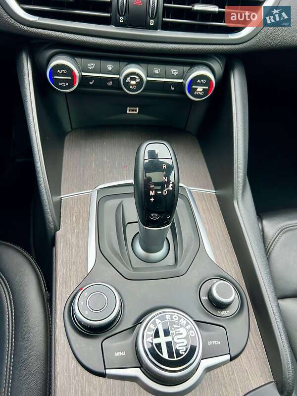 Седан Alfa Romeo Giulia 2018 в Киеве фото 53 Седан Alfa Romeo Giulia 2018 в Киеве