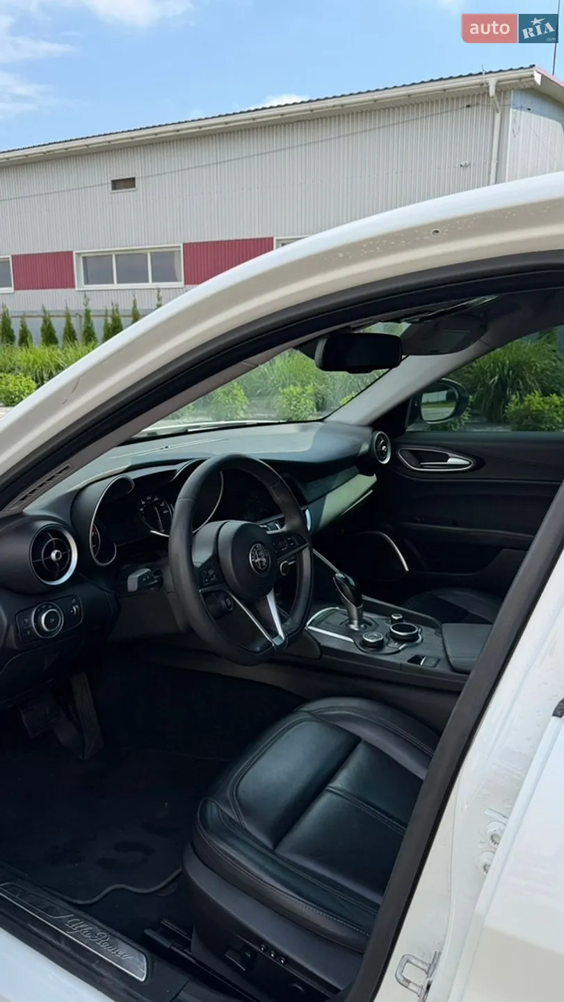 2019 Alfa Romeo Giulia - мініатюра 5