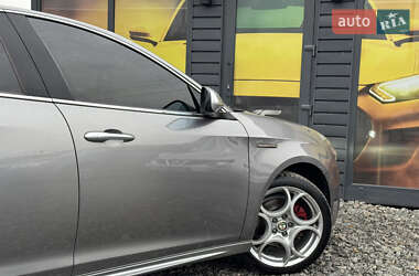 Хэтчбек Alfa Romeo Giulietta 2010 в 