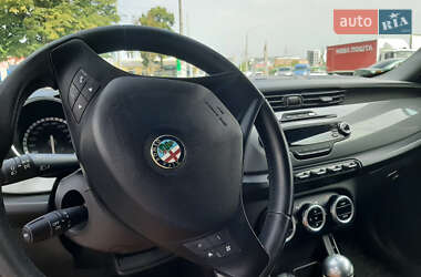 Хэтчбек Alfa Romeo Giulietta 2011 в 