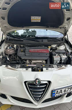 Хетчбек Alfa Romeo Giulietta 2013 в 