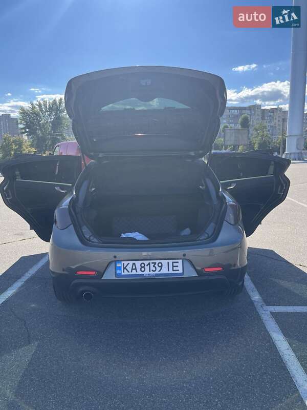 Хетчбек Alfa Romeo Giulietta 2012 в Києві фото 28 Хетчбек Alfa Romeo Giulietta 2012 в Києві