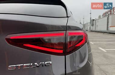 Позашляховик / Кросовер Alfa Romeo Stelvio 2021 в 
