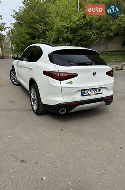 Позашляховик / Кросовер Alfa Romeo Stelvio 2017 в 