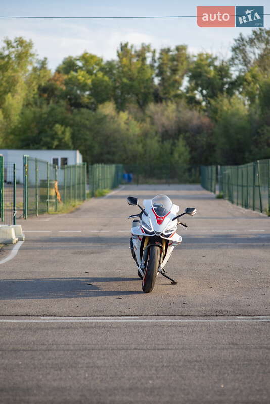 Спортбайк Aprilia RSV4 2023 в Днепре фото 16 Спортбайк Aprilia RSV4 2023 в Днепре