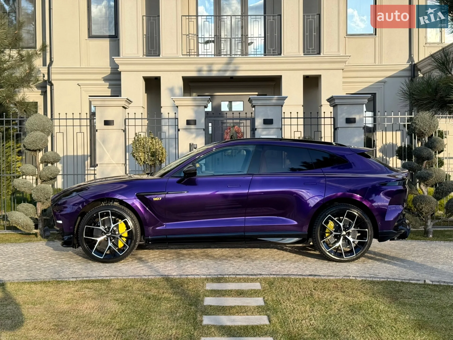 2024 Aston Martin DBX - мініатюра 10