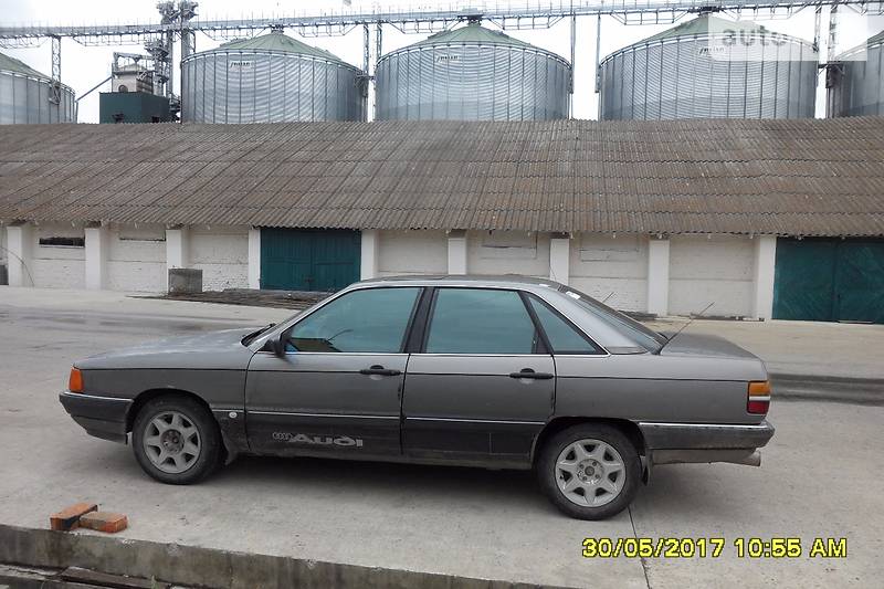 Седан Audi 100 1987 в Городенці