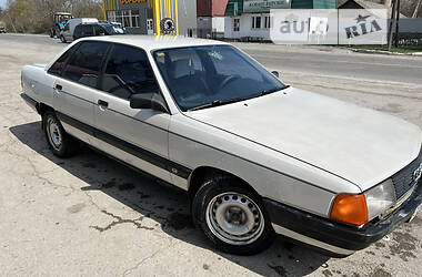 Седан Audi 100 1989 в Кельменцах