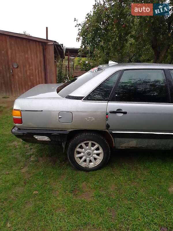 Седан Audi 100 1986 в Яворові