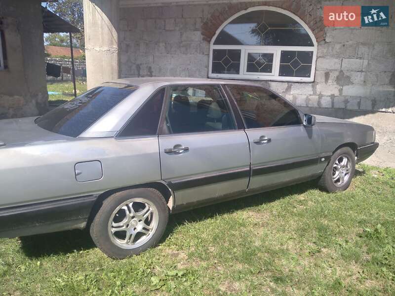 Седан Audi 100 1986 в Иршаве