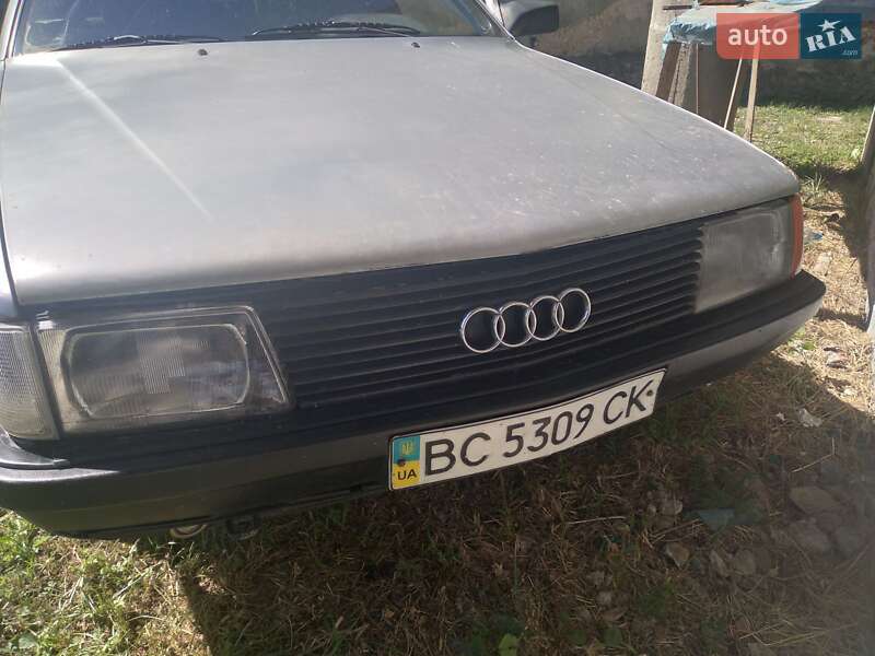 Седан Audi 100 1986 в Иршаве