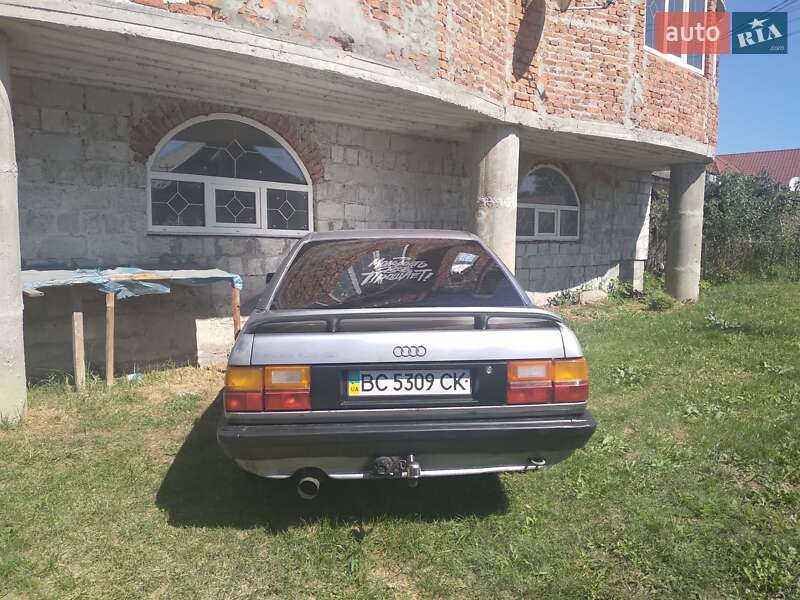 Седан Audi 100 1986 в Иршаве