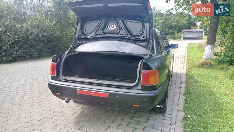 Седан Audi 100 1991 в Сваляве