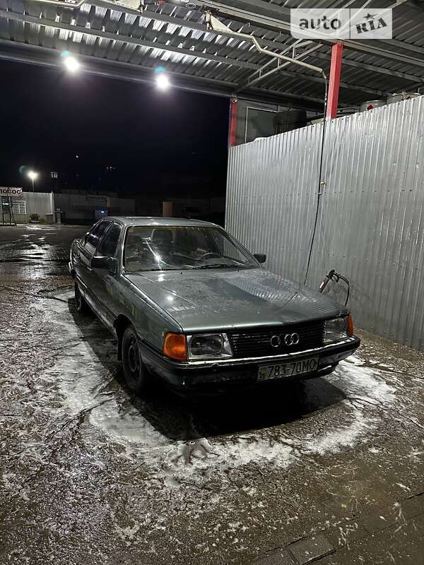 Седан Audi 100 1984 в Черновцах
