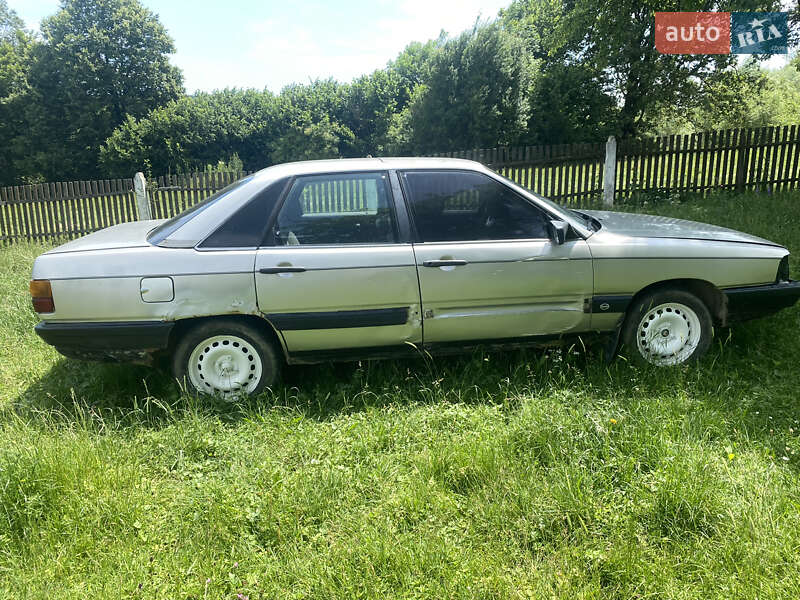 Седан Audi 100 1988 в Сторожинце
