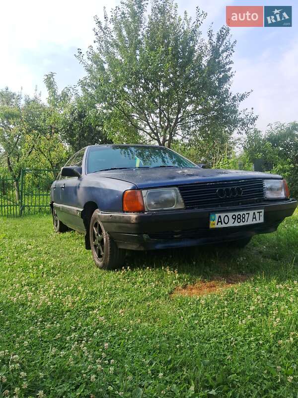 Седан Audi 100 1986 в Перечине