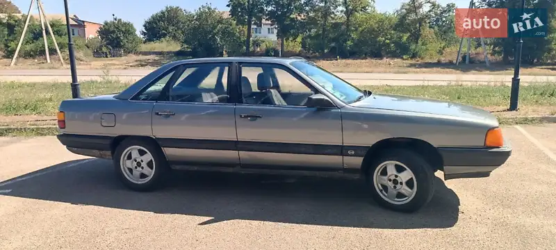 Audi 100