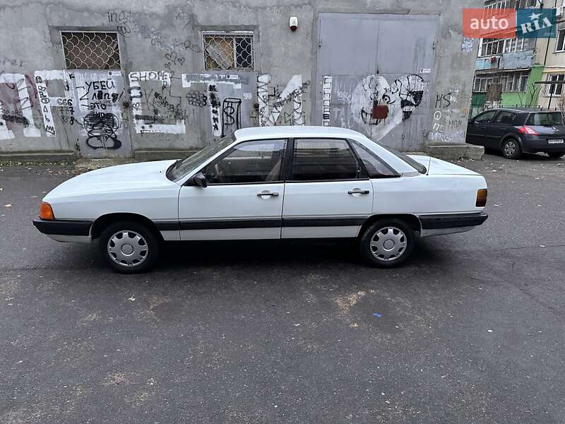 Седан Audi 100 1987 в Одессе