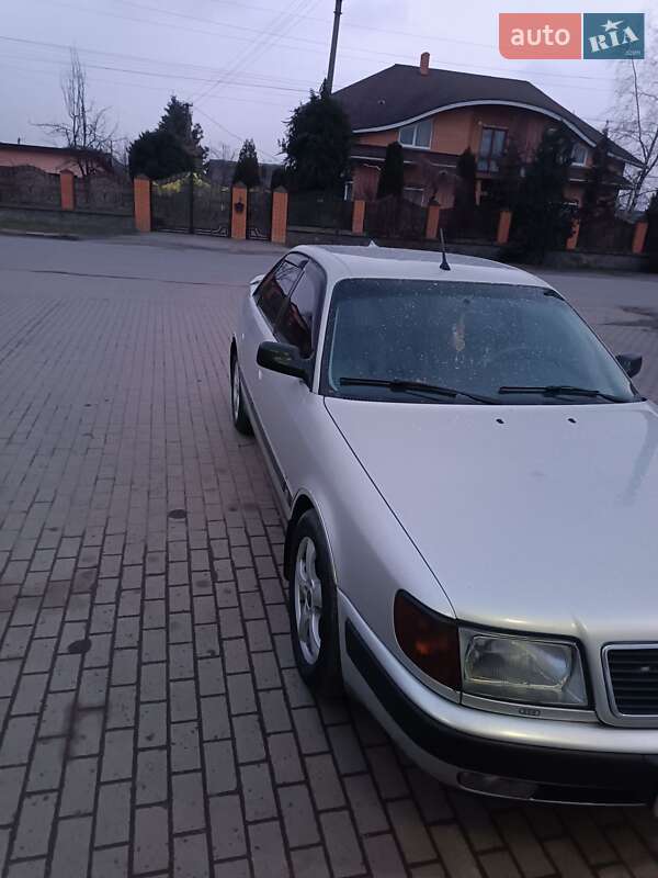 Седан Audi 100 1993 в Полонному