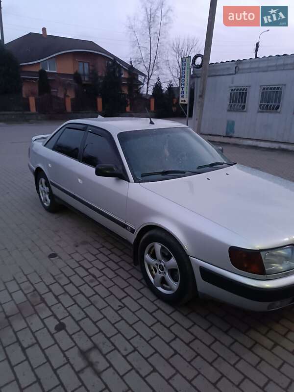 Седан Audi 100 1993 в Полонному