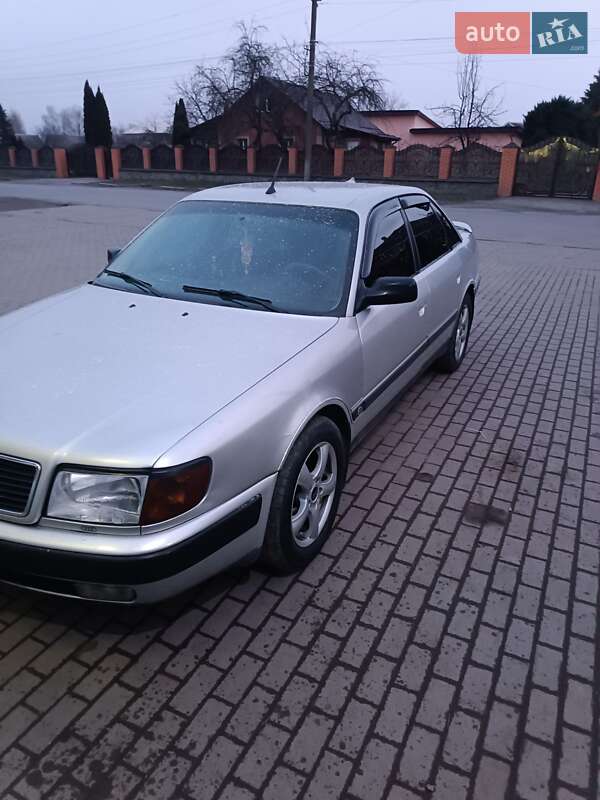 Седан Audi 100 1993 в Полонному