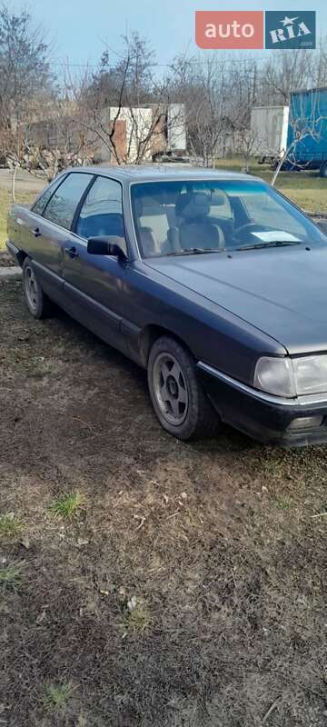 Седан Audi 100 1986 в Кельменцах