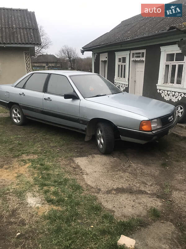 Седан Audi 100 1983 в Кельменцах