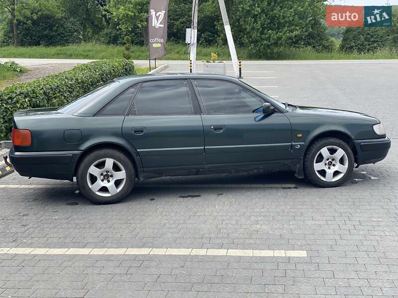 Седан Audi 100 1993 в Великому Березному
