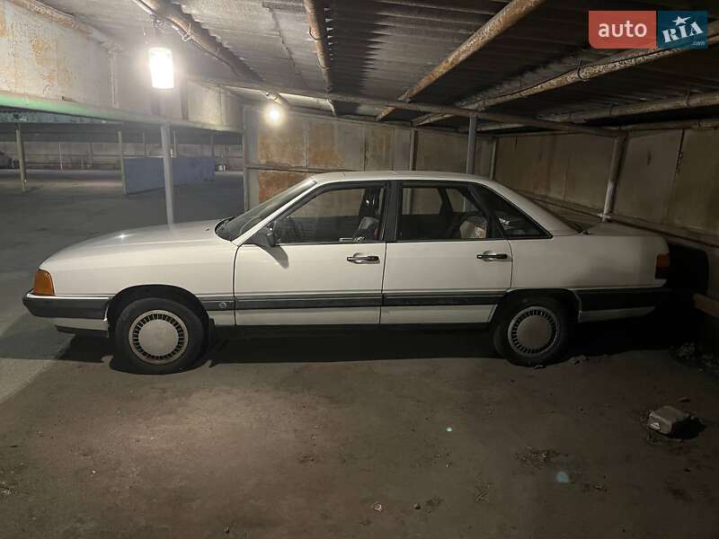 Седан Audi 100 1985 в Каменском