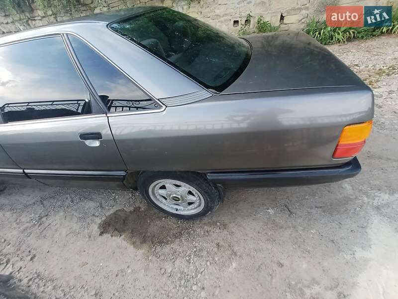 Седан Audi 100 1988 в Борщеве