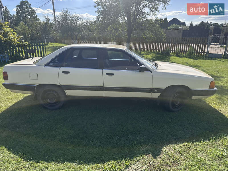 Седан Audi 100 1988 в Шацьку