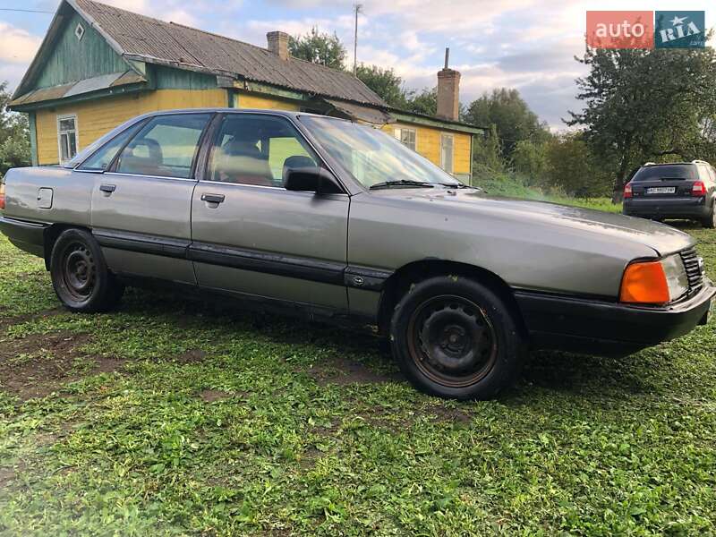 Седан Audi 100 1988 в Турийске