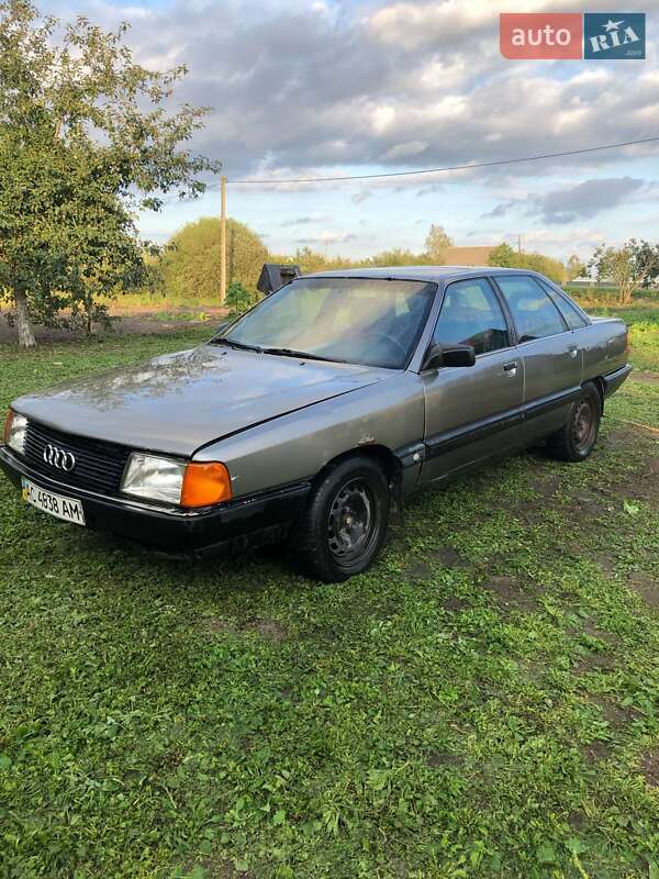 Седан Audi 100 1988 в Турийске