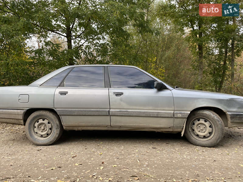 Седан Audi 100 1988 в Шумске