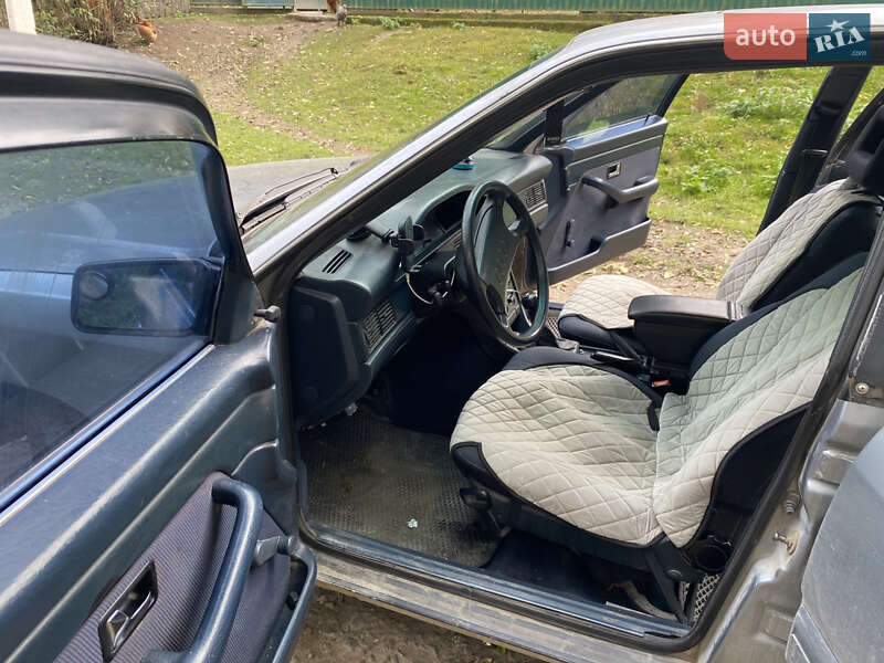 Седан Audi 100 1988 в Шумске