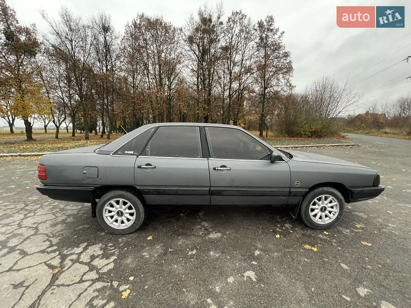 Седан Audi 100 1983 в Володимирі