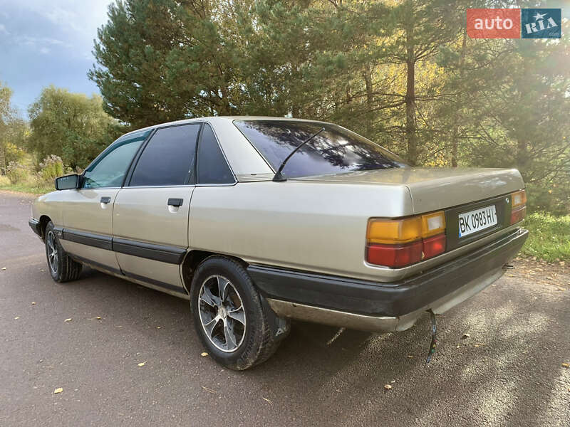 Седан Audi 100 1988 в Рівному