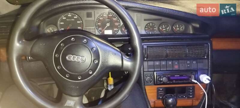 Седан Audi 100 1992 в Вараші