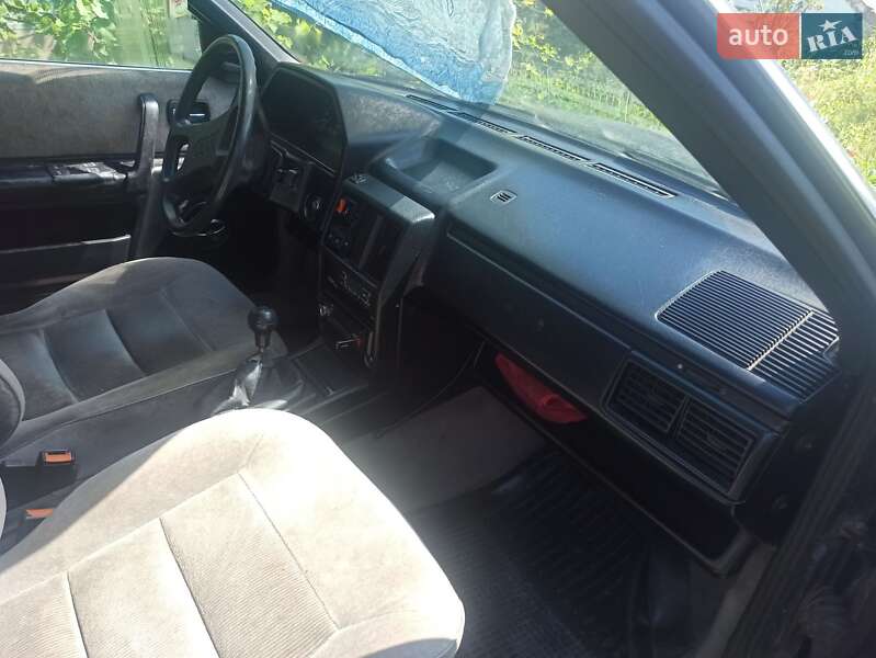 Седан Audi 100 1988 в Шумске