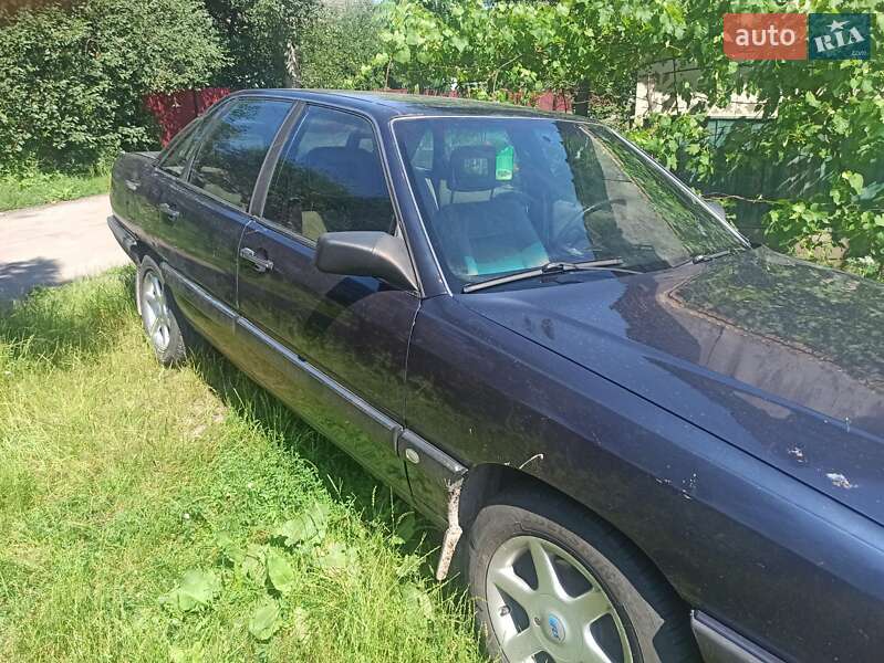 Седан Audi 100 1988 в Шумске