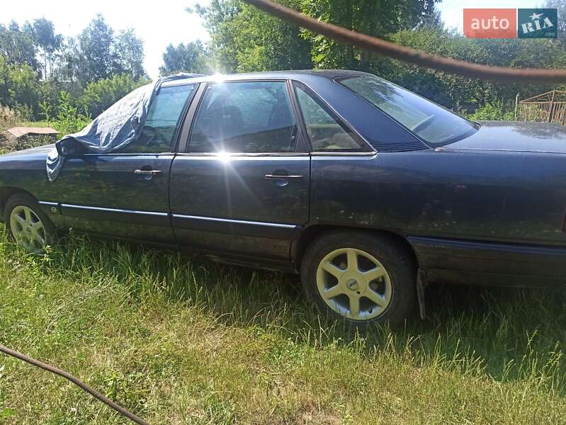 Седан Audi 100 1988 в Шумске