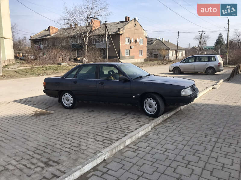 Седан Audi 100 1987 в Хотине