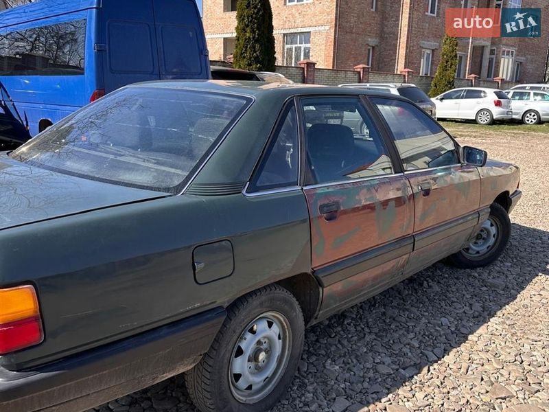 Седан Audi 100 1985 в Самборі