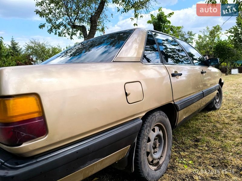 Седан Audi 100 1985 в Кривом Роге