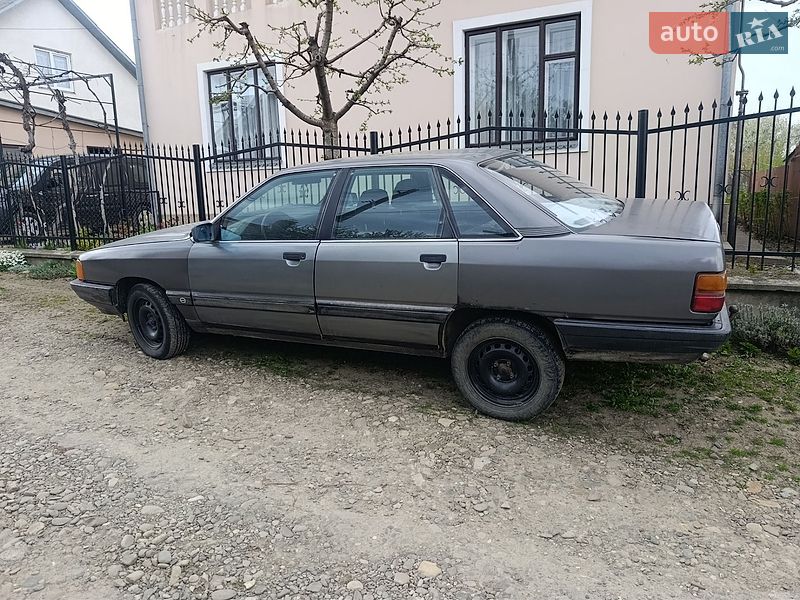 Седан Audi 100 1990 в Чернівцях