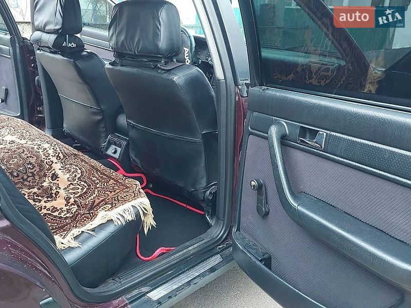 Седан Audi 100 1993 в Лугинах