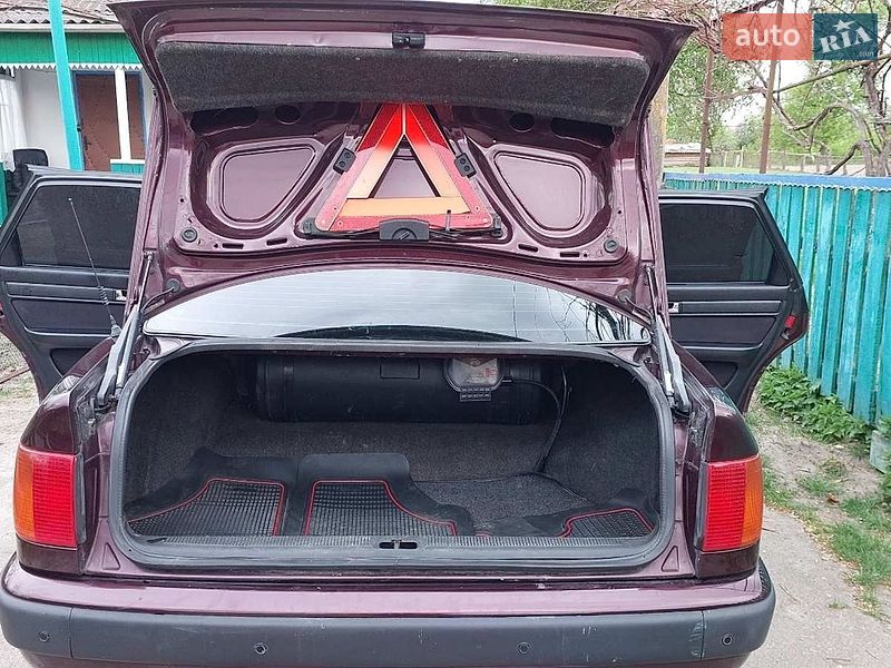 Седан Audi 100 1993 в Лугинах