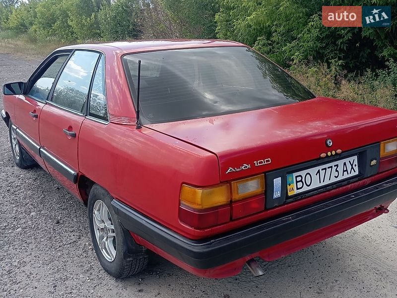 Седан Audi 100 1986 в Волочиске